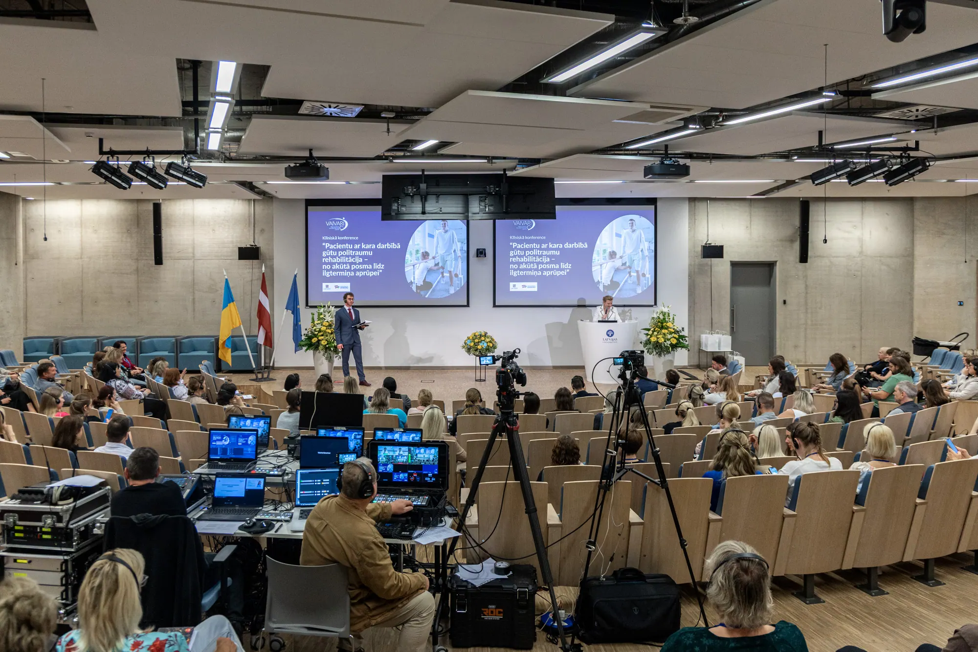 Konference ar video translāciju un pilnu zāli