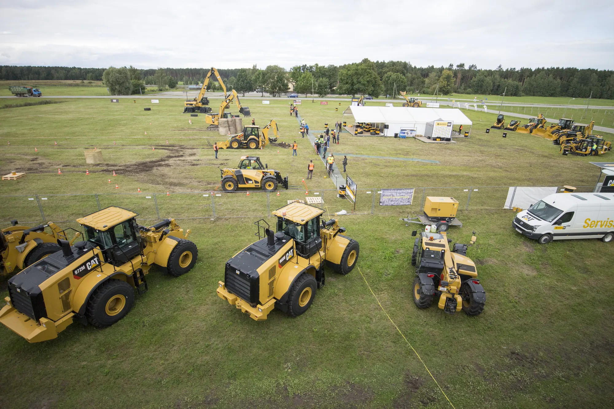 Caterpillar tehnikas demo diena brīvā dabā
